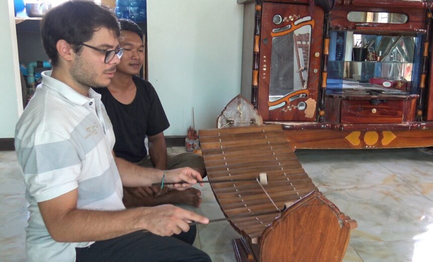 Il suo mestiere è una finestra aperta sul mondo: Gianluca Chelini racconta l’etnomusicologia Il suo mestiere è una finestra aperta sul mondo: Gianluca Chelini racconta l’etnomusicologia
