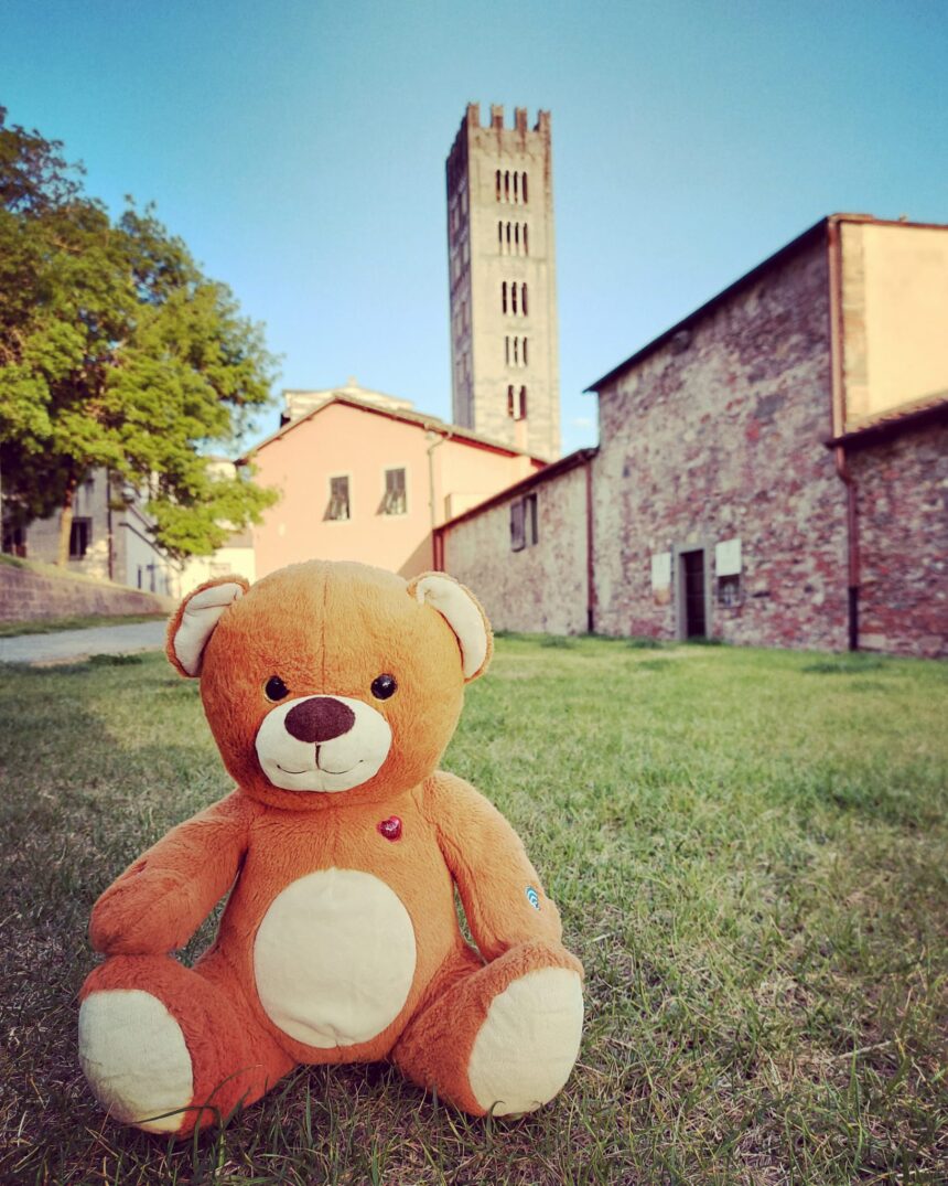 Paddy, l’orsetto di “unturistaalucca”, ci racconta le sue avventure in città Paddy, l’orsetto di “unturistaalucca”, ci racconta le sue avventure in città