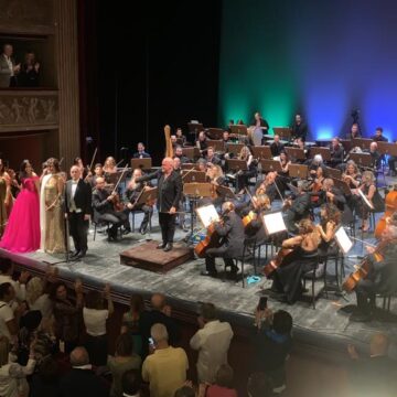 Grande successo per il ritorno di Andrea Colombini e dell’Orchestra Filarmonica di Lucca al Teatro del Giglio